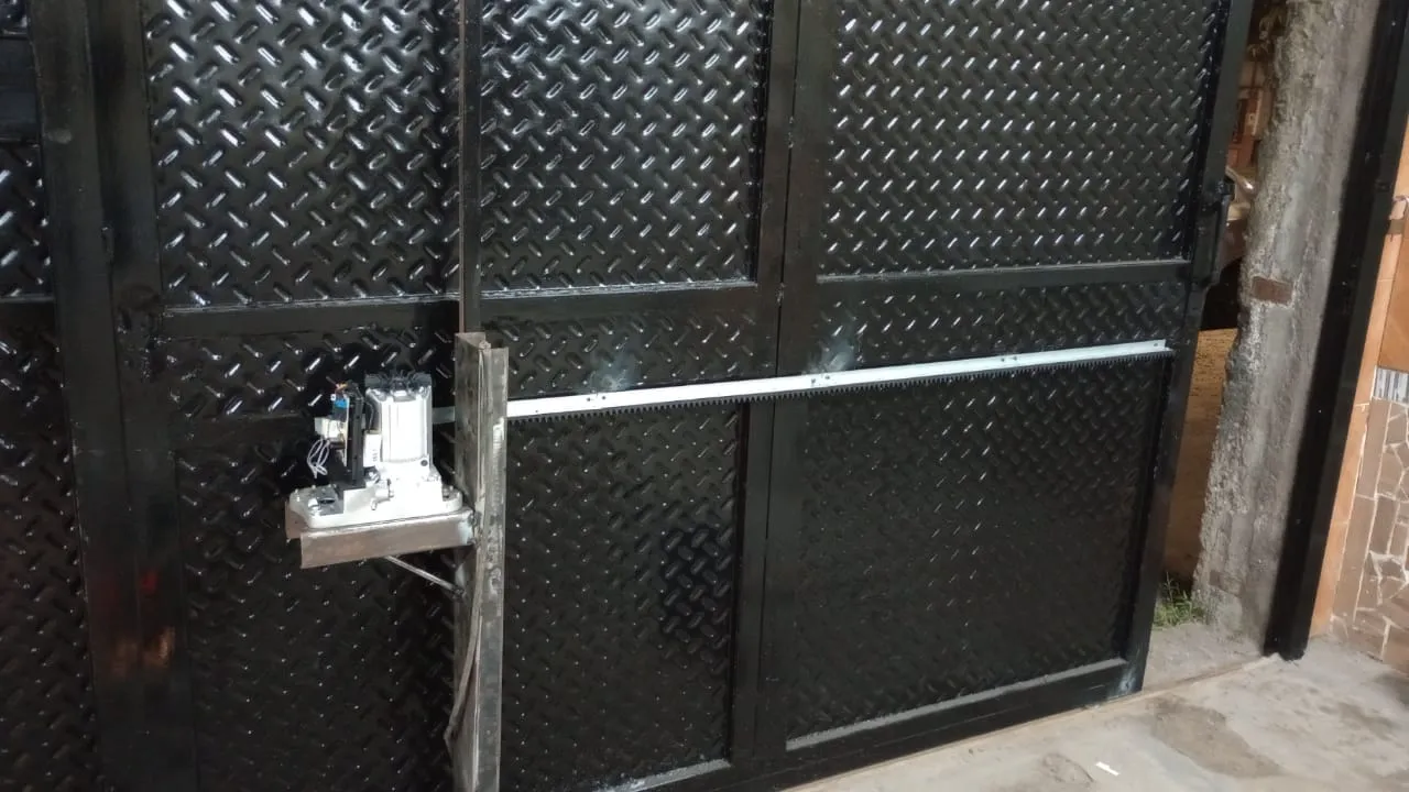Portón y automatización fabricados por Herrería Valdez.Luis 5