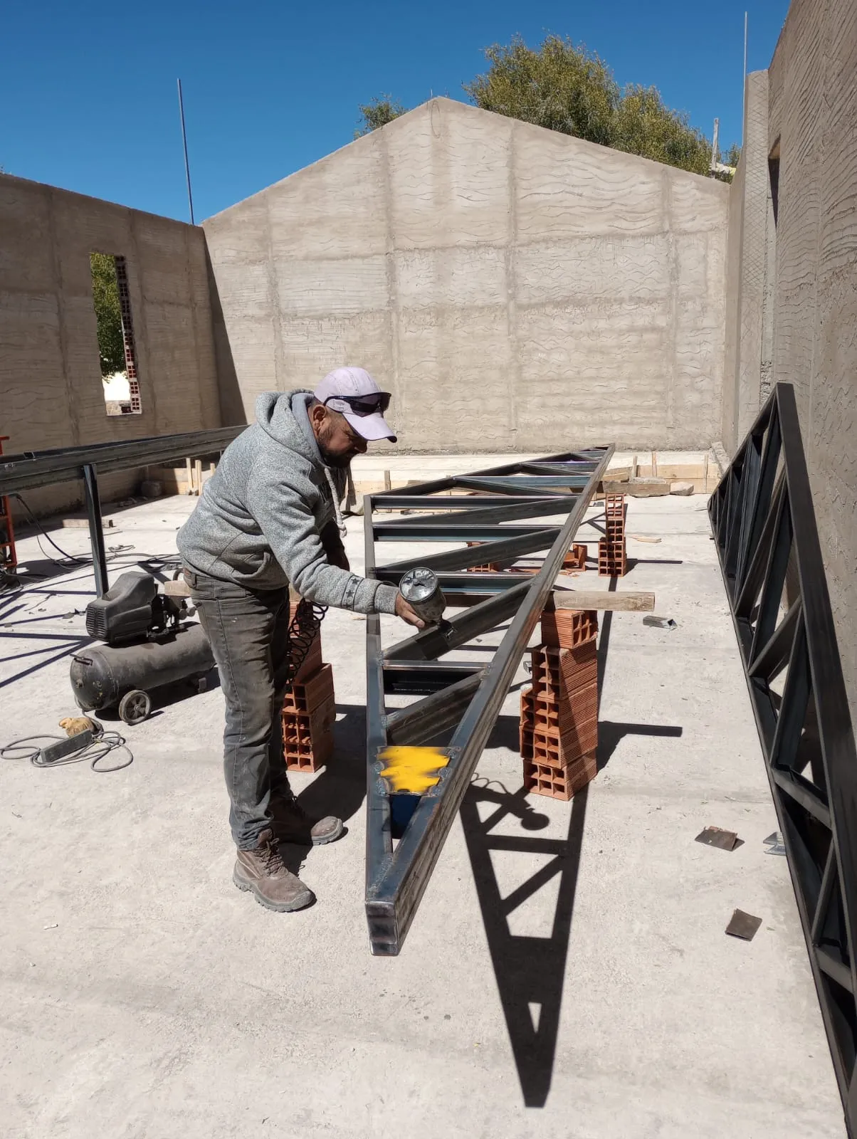 Techo o pérgola metálica fabricada por Herrería Valdez.Luis 1