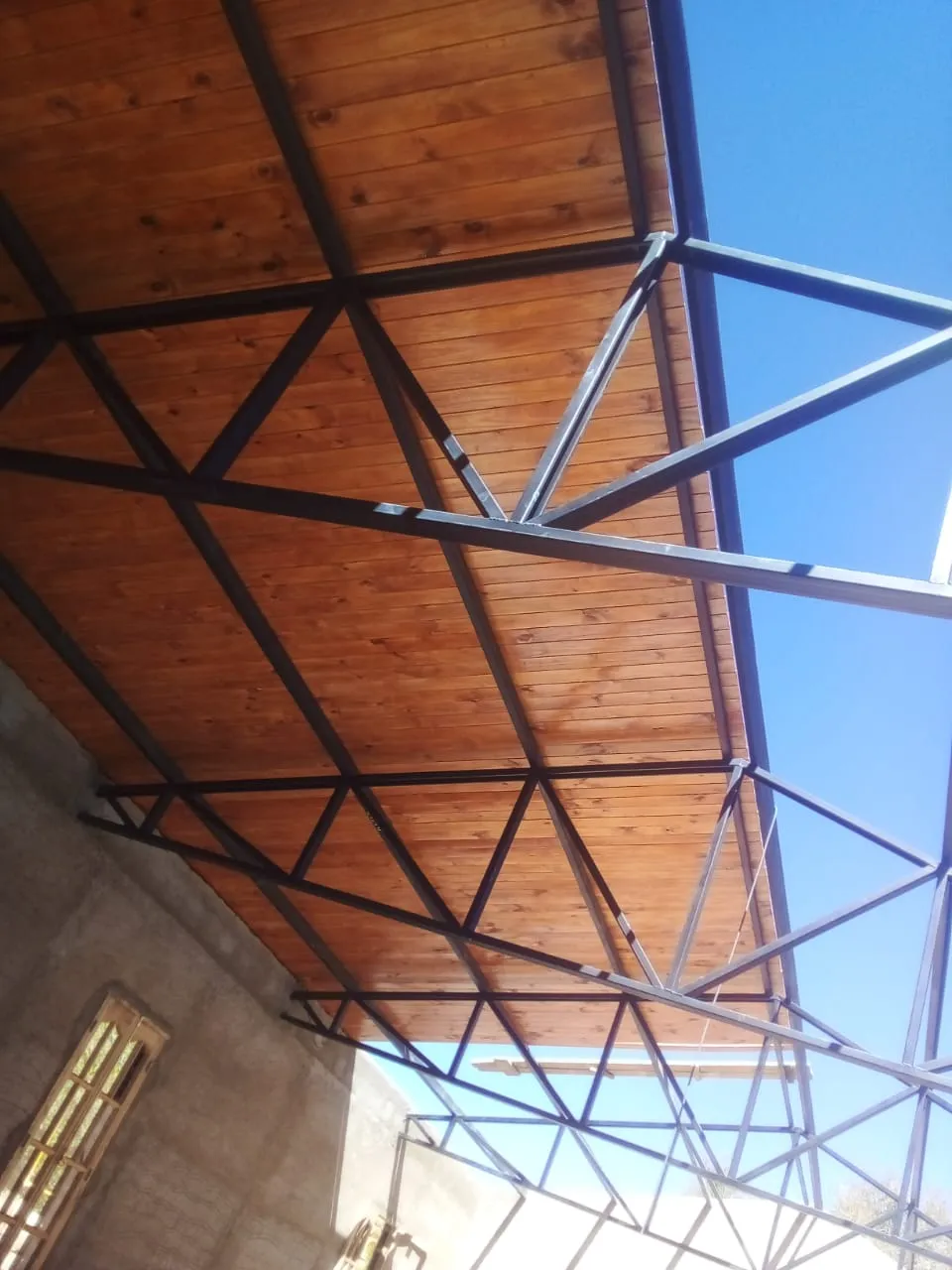 Techo o pérgola metálica fabricada por Herrería Valdez.Luis 4