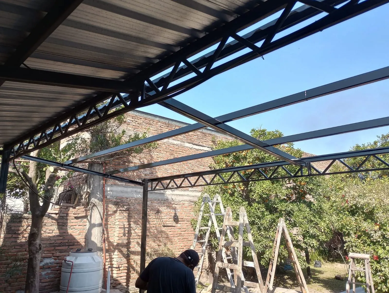 Techo o pérgola metálica fabricada por Herrería Valdez.Luis 8